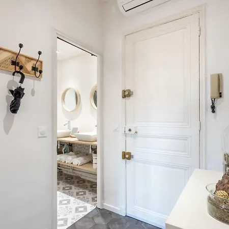 Hyper Centre 180 Metres Apartment *