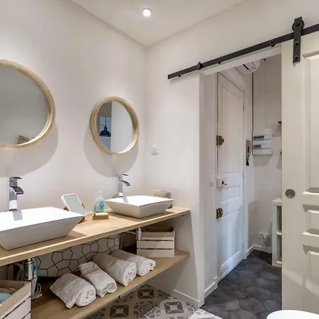 Hyper Centre 180 Metres Apartment